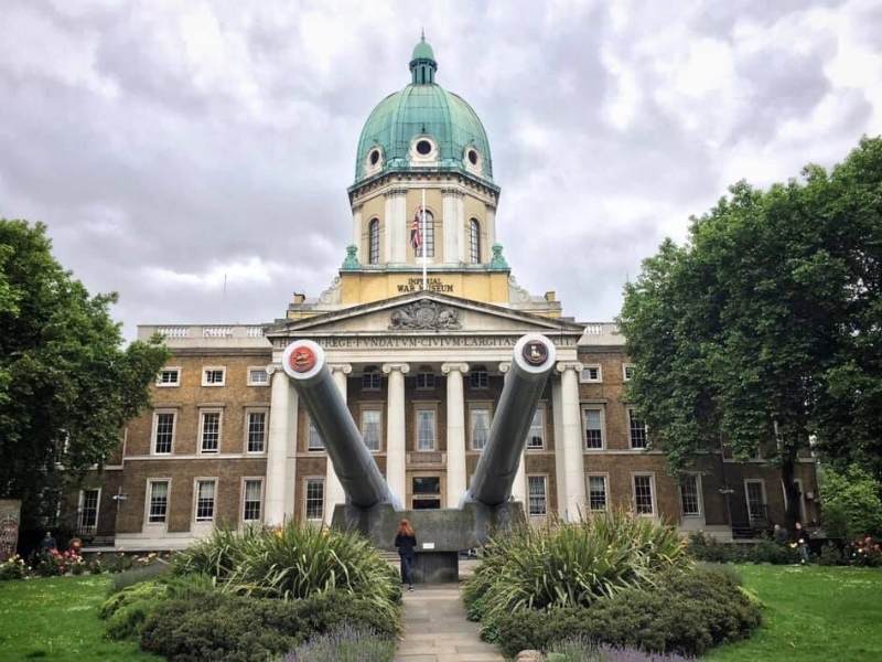 A picture of two guns at the entrance to the Imperial War Museum in London