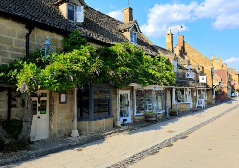 Best places to stay in the Cotswolds (Town & Guide)