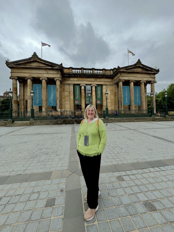 Tracy outside the Scottish National Gallery on The Mound in Edinburgh