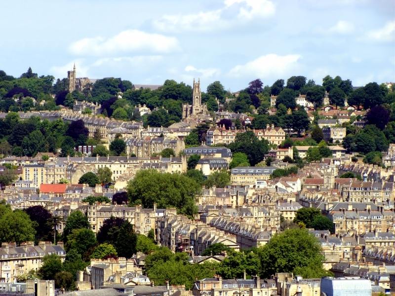 The city of Bath in England can be discovered reading a Bath travel Guide to the city