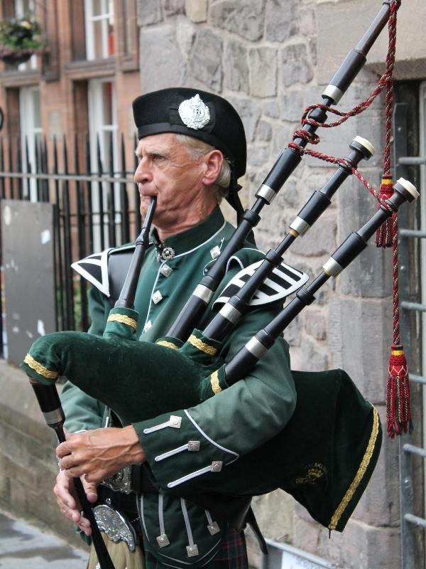 Edinburgh Travel Guide - Man playing the bagpipes.
