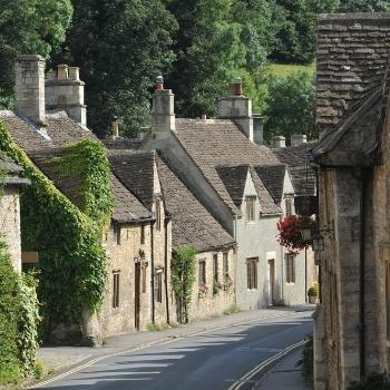 Row of Cotswolds cottages.