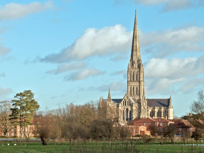 Salisbury Travel Guide shows a picture of Salisbury Cathedral.