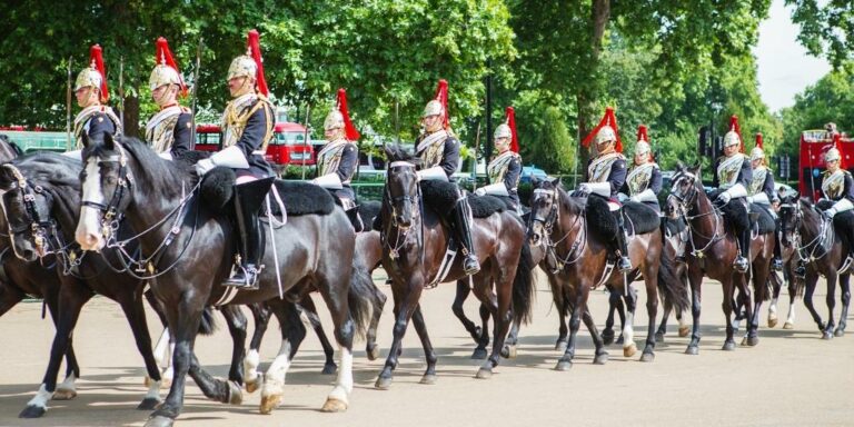 Best Guide to the Changing of the Guard at Buckingham Palace