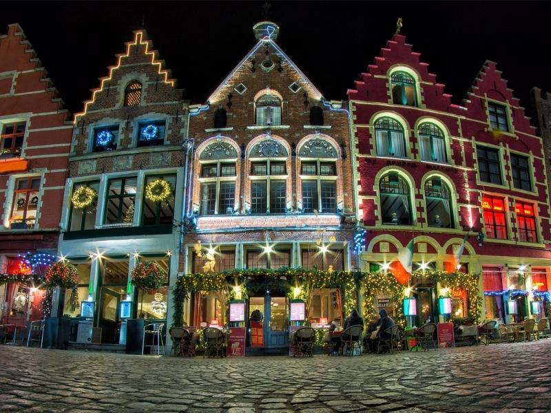 Bruges street at Christmas.