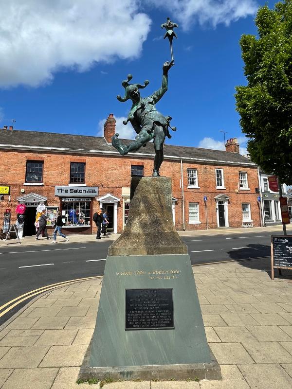 A statue of the fool in Stratford upon Avon.