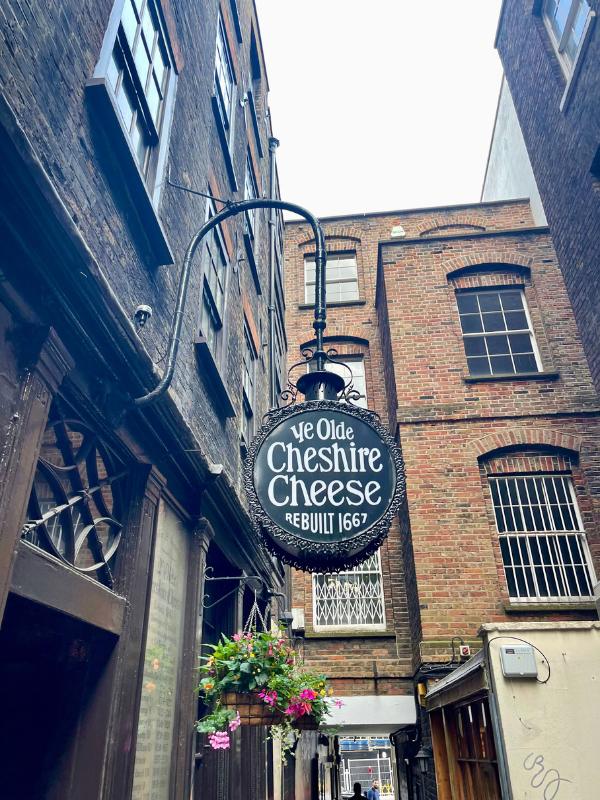 One of the hidden gems in London that is very popular with visitors is the pub Ye Olde Cheshire cheese.