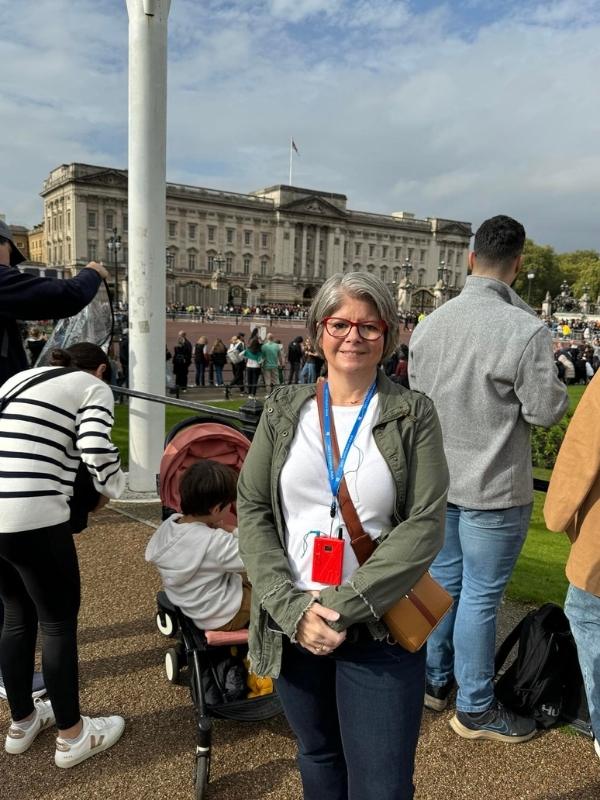 Melissa at Buckingham Palace waiting for guard change