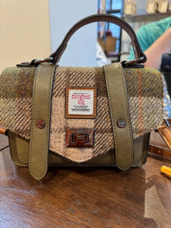 Bolso Islander Tracy en la mesa