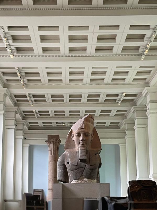 Estatua del antiguo Egipto exhibida en el Museo Británico de Londres