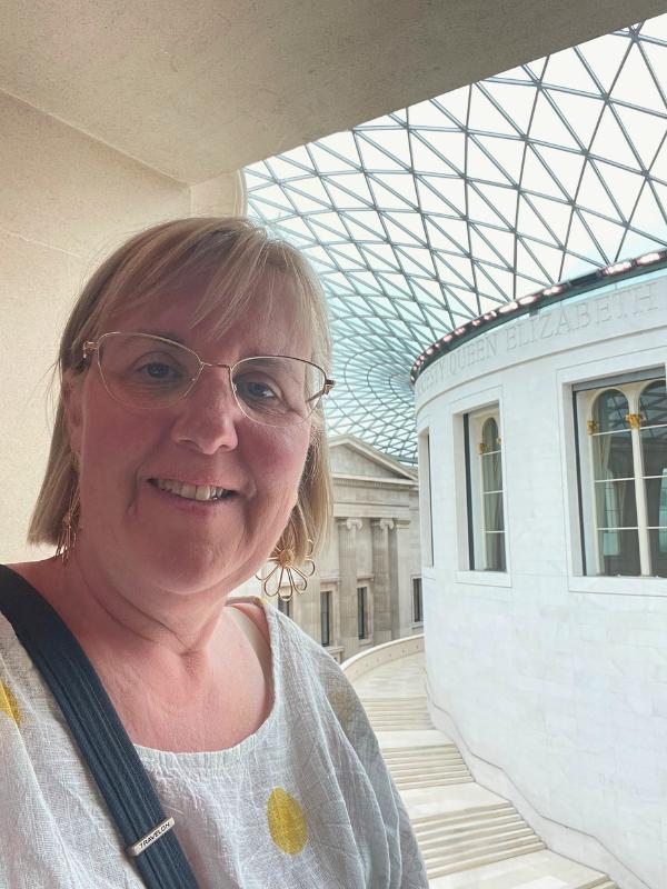 Visitante de pie en el Gran Patio del Museo Británico de Londres