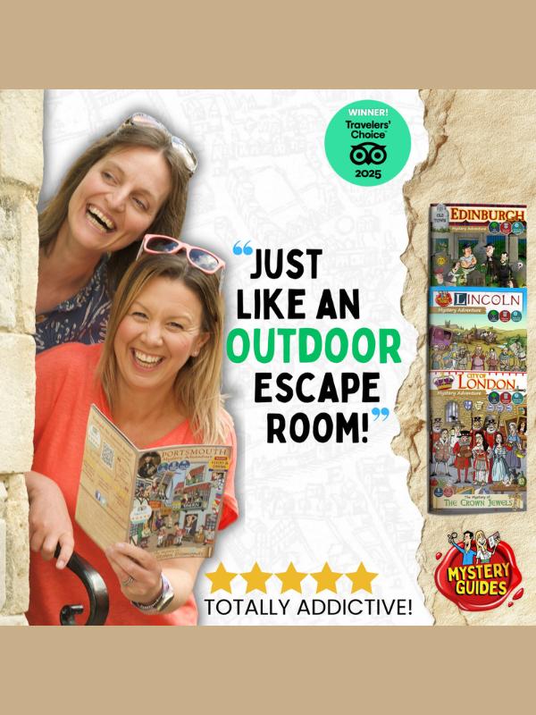 Dos mujeres riéndose mientras realizan la aventura de escape room al aire libre Portsmouth Mystery Guide, cinco estrellas Tripadvisor Travelers Choice 2025