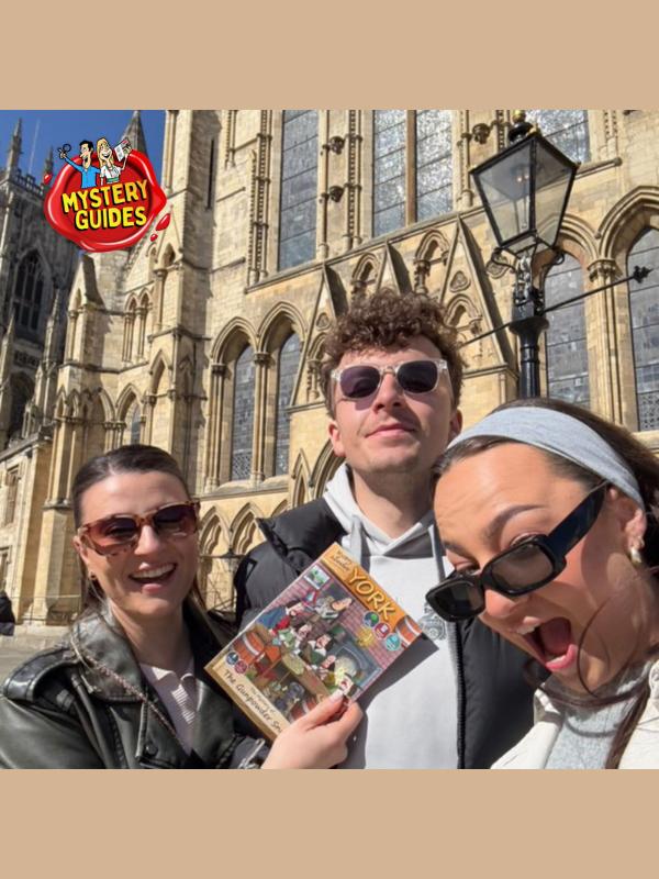 Grupo de amigos sosteniendo una guía misteriosa fuera de la Catedral de York