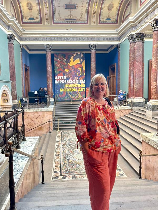 Visitante dentro de la Galería Nacional de Retratos de Londres