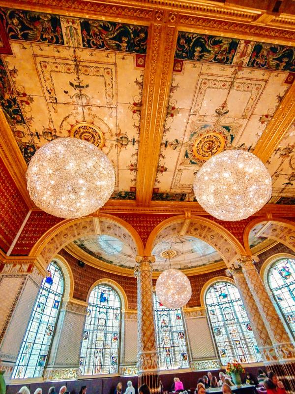 Interior adornado de la cafetería del Victoria and Albert Museum en Londres
