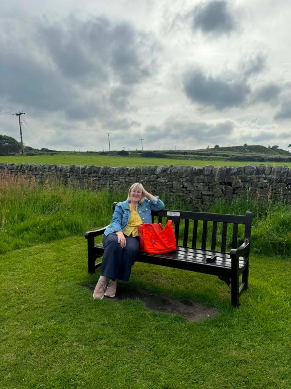 Tracy afuera del Museo Brontë Parsonage en Haworth