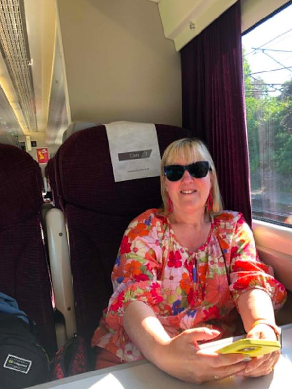 Tracy en un tren