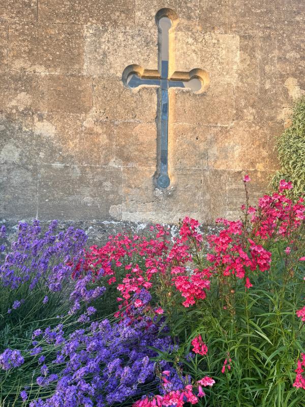 thornbury castle graveyard cross 1
