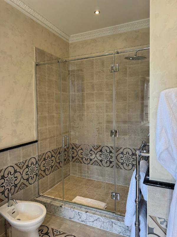 thornbury castle walk in shower